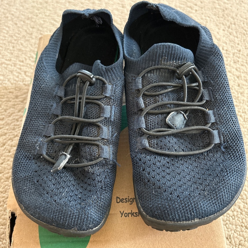 Freet youth size 34 EU, youth size 2, navy barefoot style shoe